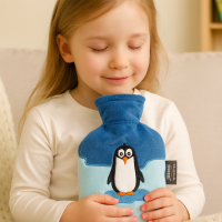 Fashy Kinderwärmflasche Pinguin Pino 0,8 L – kuschelige Wärmflasche mit abnehmbarem Bezug, sicher & kindgerecht